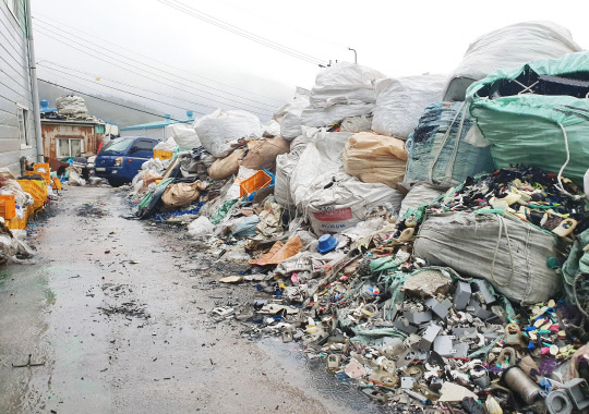 경남도 특별사법경찰이 지난 2월 19일부터 이달 1일까지 시·군과 합동으로 폐기물 처리업체에 대한 기획 단속을 실시, 불법 폐기물 처리업체 25곳을 적발했다고 6일 밝혔다. <경남도 제공>